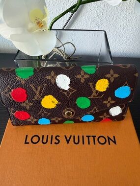 Louis Vuitton LV YK Portefeuil
Sarah NM Yayoi Kusama
Monogram Multicolor